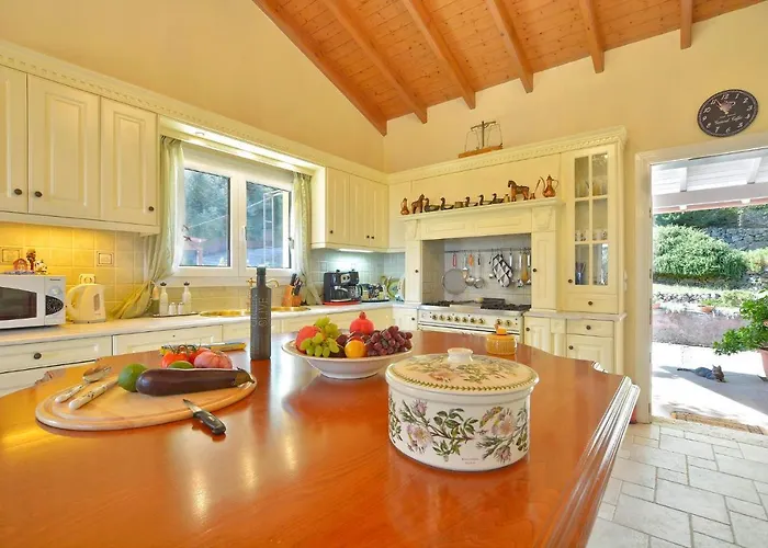 Feriehus Kardami -country House *